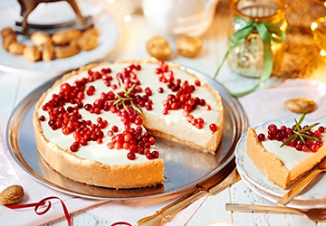 Cheesecake with lingonberries