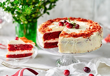 Праздничный красно-бело-красный торт