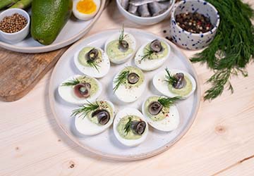 Stuffed eggs with sprats
