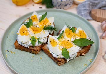 Spring toasts with egg