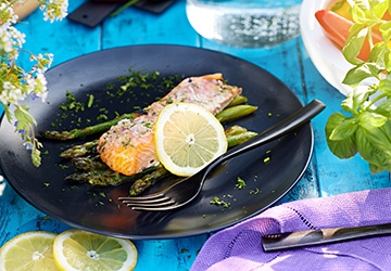 Salmon boats with onion butter and asparagus